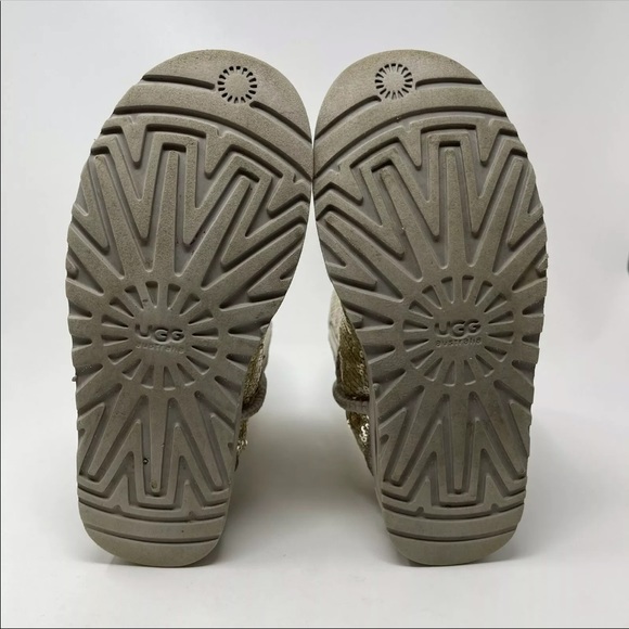 UGG CLASSIC SHORT BOOTS WOMENS SZ 7. GOLD SEQUIN SPARKLE EUC TOO WARM IN FLORIDA - Picture 6 of 9